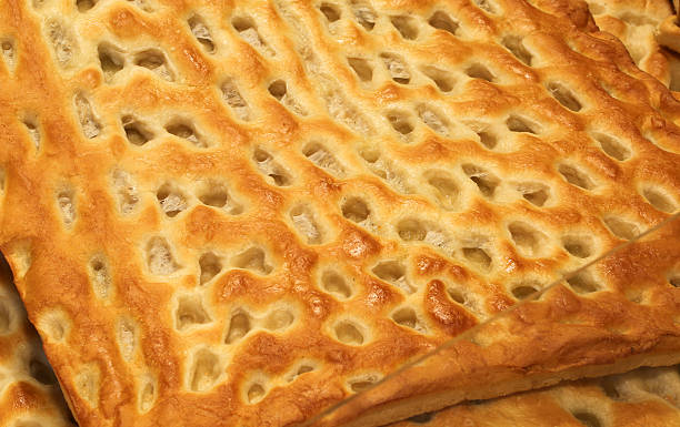 focaccia profumata appena sfornata a genova - pizza bianca foto e immagini stock