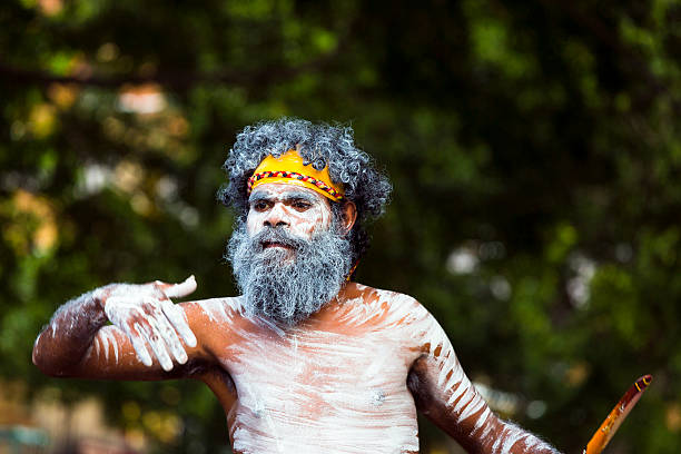 dança masculina aborígene, artista de rua, sydney austrália - indigenous culture aborigine australia australian culture - fotografias e filmes do acervo