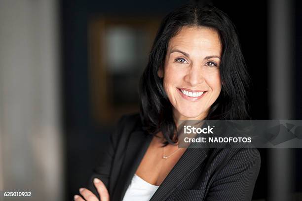 Matura Imprenditrice Spagnola Sorridente Alla Telecamera - Fotografie stock e altre immagini di Donna in carriera