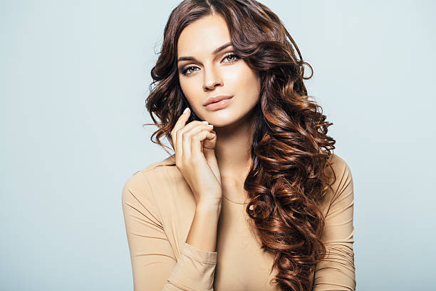 młoda piękna kobieta  - luxury elegance fashionable brown hair zdjęcia i obrazy z banku zdjęć