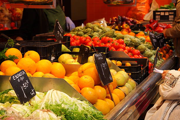 果物市場のブース - market stall spain fruit trading ストックフォトと画像