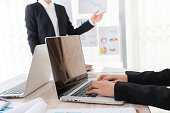 personen-die-auf-laptops-tippen-die-von-finanzkarten-umgeben-sind.jpg?b=1&s=170x170&k=20&c=oOEey3mJhcqS2Rledr_gWQ3cyUeQko9aKTDgrkrcemY=