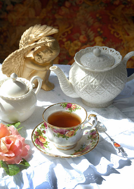 vintage teetasse mit engel - old fashioned tea cup victorian style beauty stock-fotos und bilder