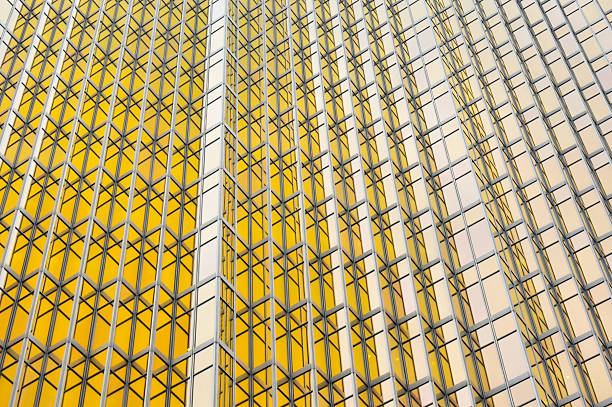 façade d’un gratte-ciel en verre doré au centre-ville de toronto - oprah winfrey network photos et images de collection