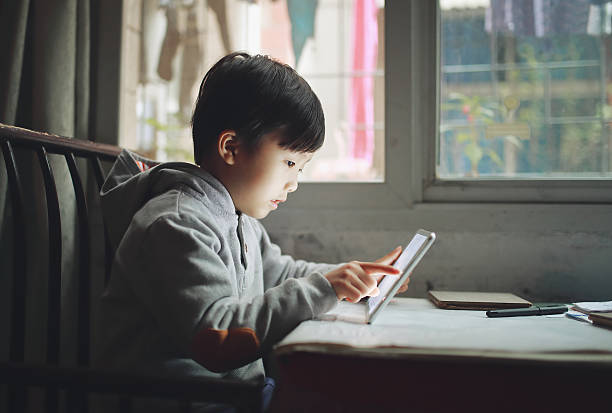 rapaz com tablet - old fashioned desk student book imagens e fotografias de stock