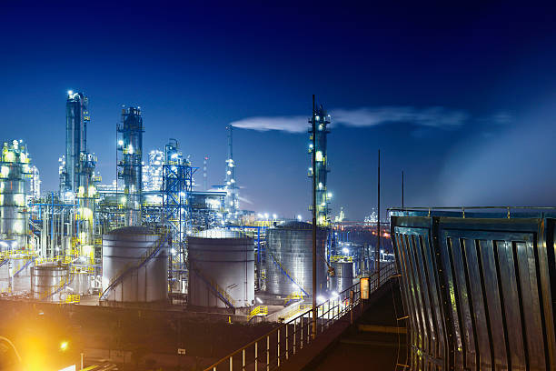 化学&石油化学プラント - refinery factory night petroleum ストックフォトと画像