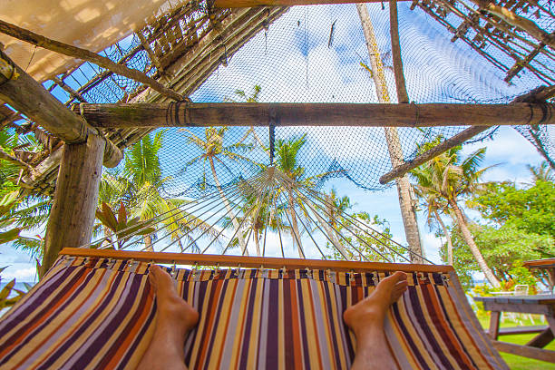 come trascorrere le vacanze godendosi l'amaca - balcony human foot men relaxation foto e immagini stock