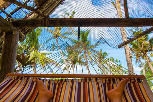 come trascorrere le vacanze godendosi l'amaca - balcony human foot men relaxation foto e immagini stock