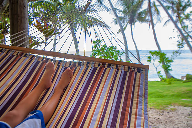 come trascorrere le vacanze godendosi l'amaca - balcony human foot men relaxation foto e immagini stock