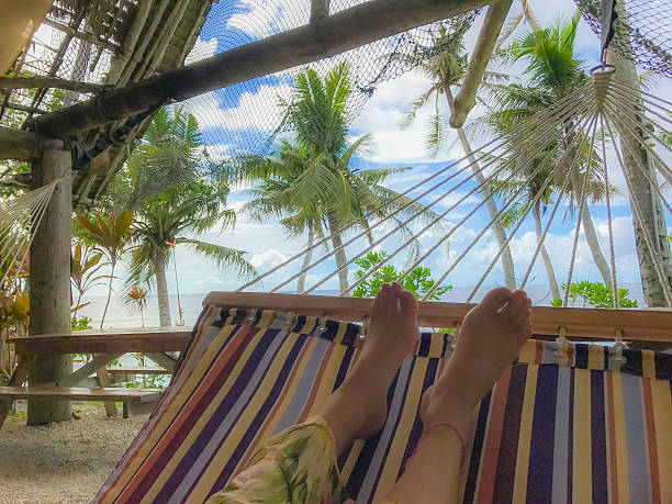 come trascorrere le vacanze godendosi l'amaca - balcony human foot men relaxation foto e immagini stock