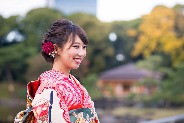 joven furisode sonriendo en el jardín - japanese ethnicity seijin no hi people outdoors fotografías e imágenes de stock