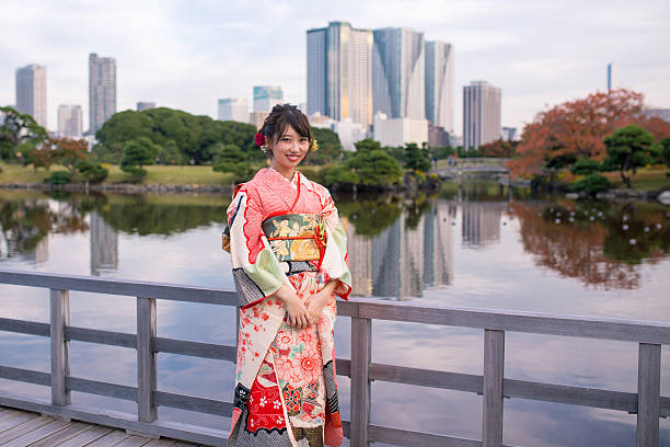 retrato de la joven furisode en el jardín japonés - japanese ethnicity seijin no hi people outdoors fotografías e imágenes de stock