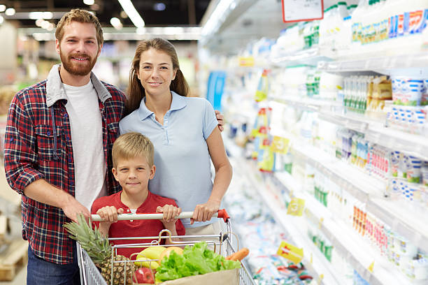 istock Family in hypermarket 625125104