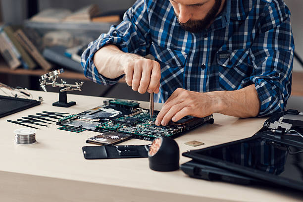 demontaż laptopa za pomocą śrubokręta w naprawie - technician computer service laptop zdjęcia i obrazy z banku zdjęć