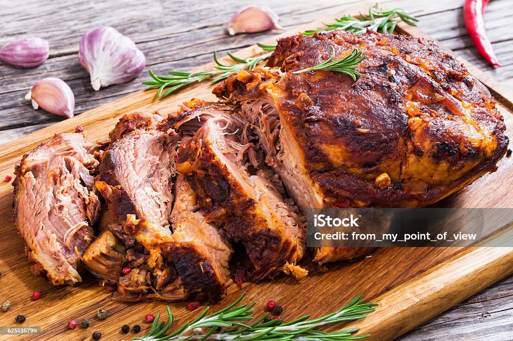 Gran pieza de cocción lenta al horno-barbacoa tirado hombro de cerdo tirado - Foto de stock de Carne de cerdo libre de derechos