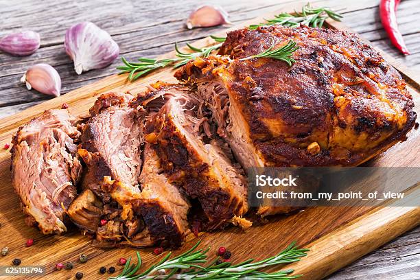 Gran Pieza De Cocción Lenta Al Hornobarbacoa Tirado Hombro De Cerdo Tirado Foto de stock y más banco de imágenes de Carne de cerdo