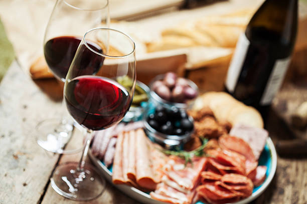 красное вино  - wine cheese food salami стоковые фото и изображения