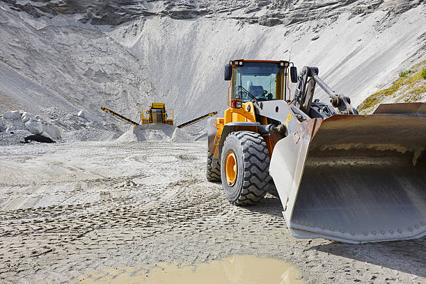 áridos de cantera con maquinaria pesada. construction industr - rock quarry fotografías e imágenes de stock