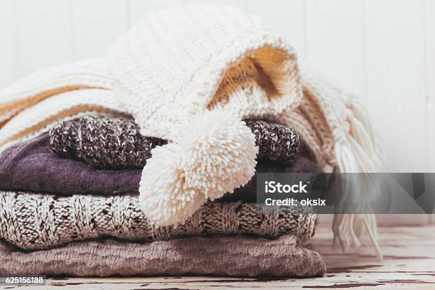 Woolen Colección De Ropa Foto de stock y más banco de imágenes de Ropa de invierno - Ropa de invierno, Acogedor, Arte cultura y espectáculos