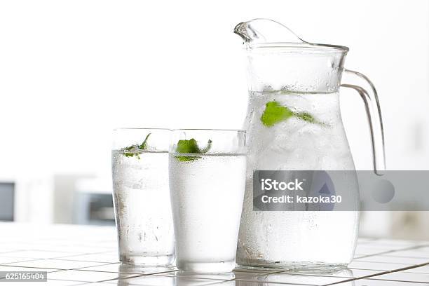 Kaltes Wasser Stockfoto und mehr Bilder von Wasser - Wasser, Trinkglas, Henkelkrug