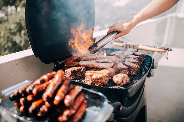 крупным планом барбекю с большим количеством мяса и колбасы - sausage barbecue grill barbecue cooking стоковые фото и изображения