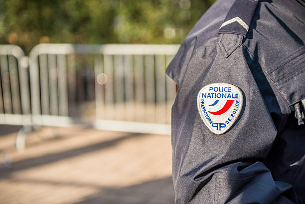 französischer polizist aus nächster nähe auf seinem abzeichen - gun men handgun spy stock-fotos und bilder