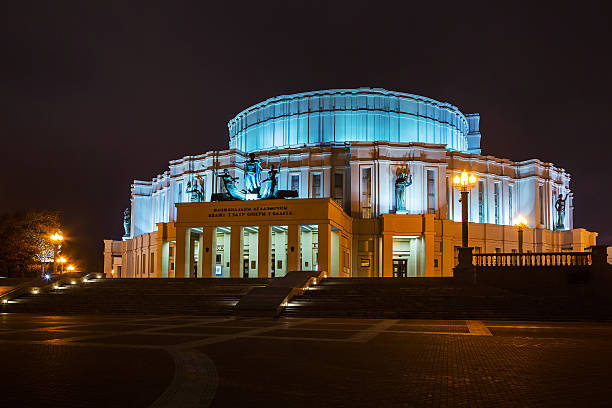 weißrussland, minsk, bolschoi oper und balletttheater - editorial eastern europe europe reflection stock-fotos und bilder