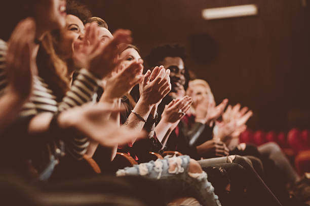 applauding widowni w teatrze - clapping zdjęcia i obrazy z banku zdjęć