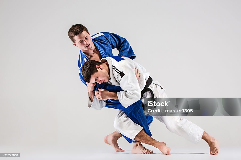 Los dos judocas luchadores luchando contra los hombres - Foto de stock de Judo libre de derechos