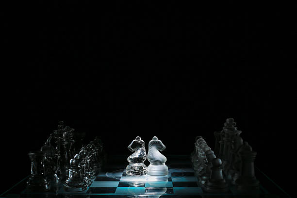 échiquier avec deux chevaux au centre - chess leisure games chess queen skill photos et images de collection