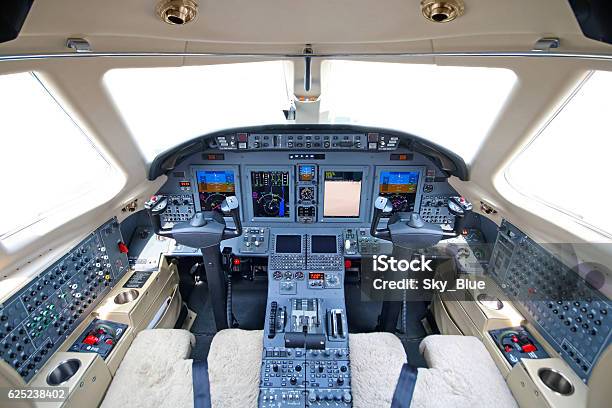 Flugzeugcockpit Stockfoto und mehr Bilder von Cockpit - Cockpit, Firmenflugzeug, Bedienungsknopf