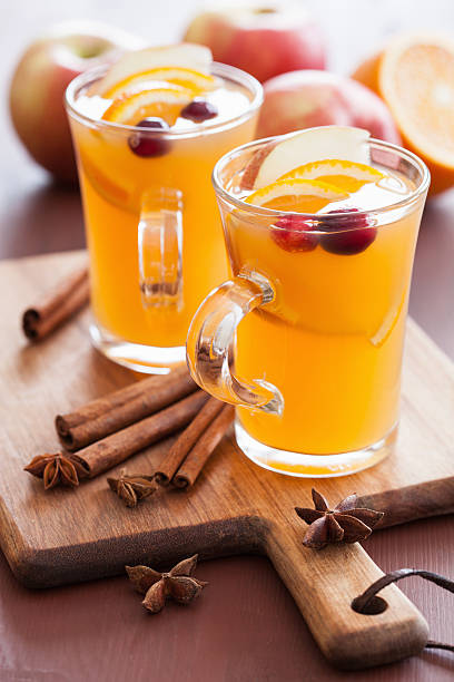 ホットリンゴオレンジサイダーシナモンスパイス温かい飲み物 - hot apple cider cider cinnamon heat ストックフォトと画像