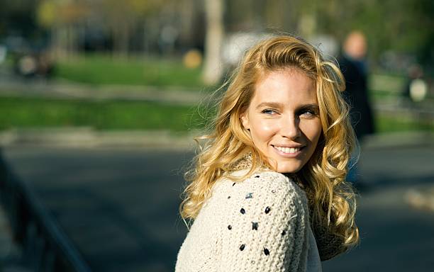 portrait d’une belle femme souriante - sitting on a chair photos et images de collection