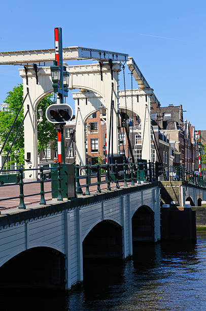 skinny bridge à amsterdam, pays-bas - magere brug photos et images de collection