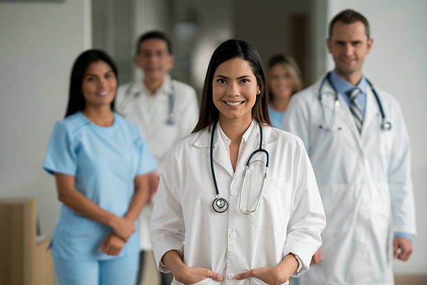 bon médecin à l’hôpital - healthcare and medicine smiling group of people lab coat photos et images de collection