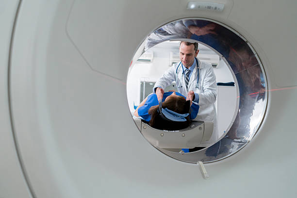 Doctor doing a CTA scan on a patient Doctor doing a CTA scan on a patient at the hospital - healthcare and medicine concepts pet scan photos stock pictures, royalty-free photos & images