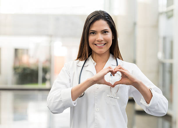 cardiologist at the hospital - portrait doctor paramedic professional occupation imagens e fotografias de stock