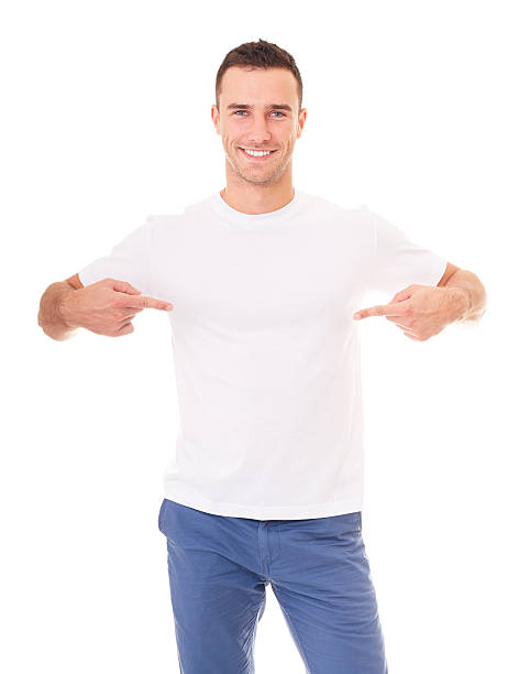 白いtシャツに空のコピースペースを示す男 - i t ストックフォトと画像