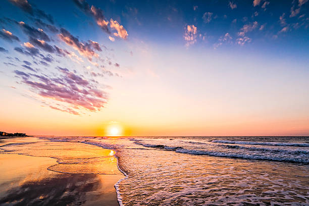 Coloré coucher de soleil sur la plage au coucher du soleil le long de l'océan - Photo