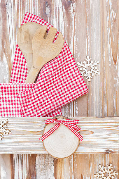 holz-servierutensilien mit gingham rote serviette auf dem tisch - domestic kitchen pattern old scratched stock-fotos und bilder