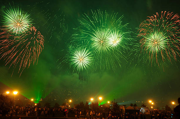fogos de artifício - laser firework display performance showing imagens e fotografias de stock