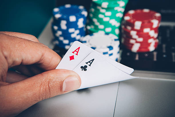 онлайн-игры в покер исполнение с двумя aces - gambling chip green stack gambling стоковые фото и изображения