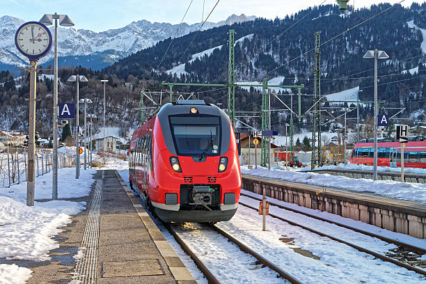 tren que llega a la estación de tren de garmisch-partenkirchen - zugspitze mountain mountain germany sky fotografías e imágenes de stock