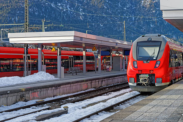 光沢のある赤い高速列車は乗客を待っています - germany bavaria horsedrawn covered wagon ストックフォトと画像