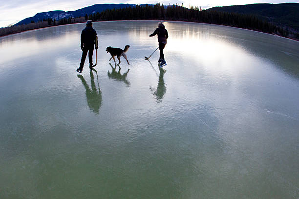 겨울 연못 스케이트 - womens ice hockey 뉴스 사진 이미지