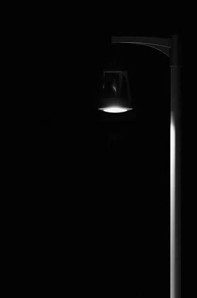 jasna oświetlona lampa na świeżym powietrzu pole post, lonely concept isolated - vertical bright brightly lit vibrant color zdjęcia i obrazy z banku zdjęć