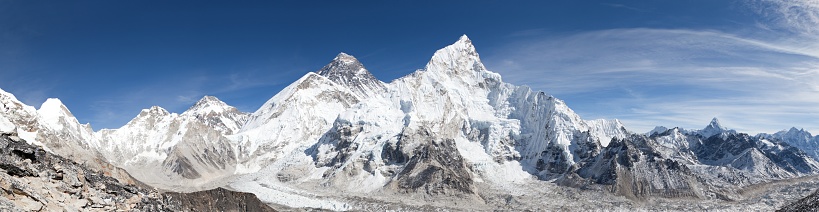 Vista panorámica del monte Everest con hermoso cielo photo