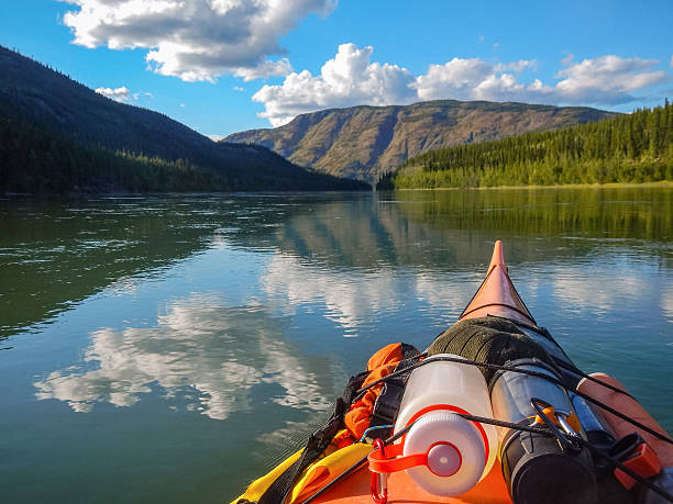 kayak en el río yukón yukón canadá - yukon fotografías e imágenes de stock