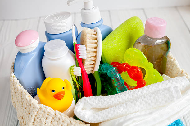 enfants cosmétiques biologiques pour le bain sur un terrain de boulangerie en bois gros plan - article de toilette photos et images de collection