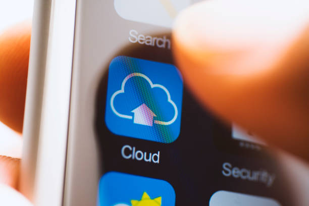 icono de la aplicación de almacenamiento en la nube que toca a mano en la pantalla - almacenamiento en nube fotografías e imágenes de stock